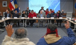 Gobernador Alejandro Santana preside primera sesión del Comité Regional del Uso del Borde Costero en Los Lagos